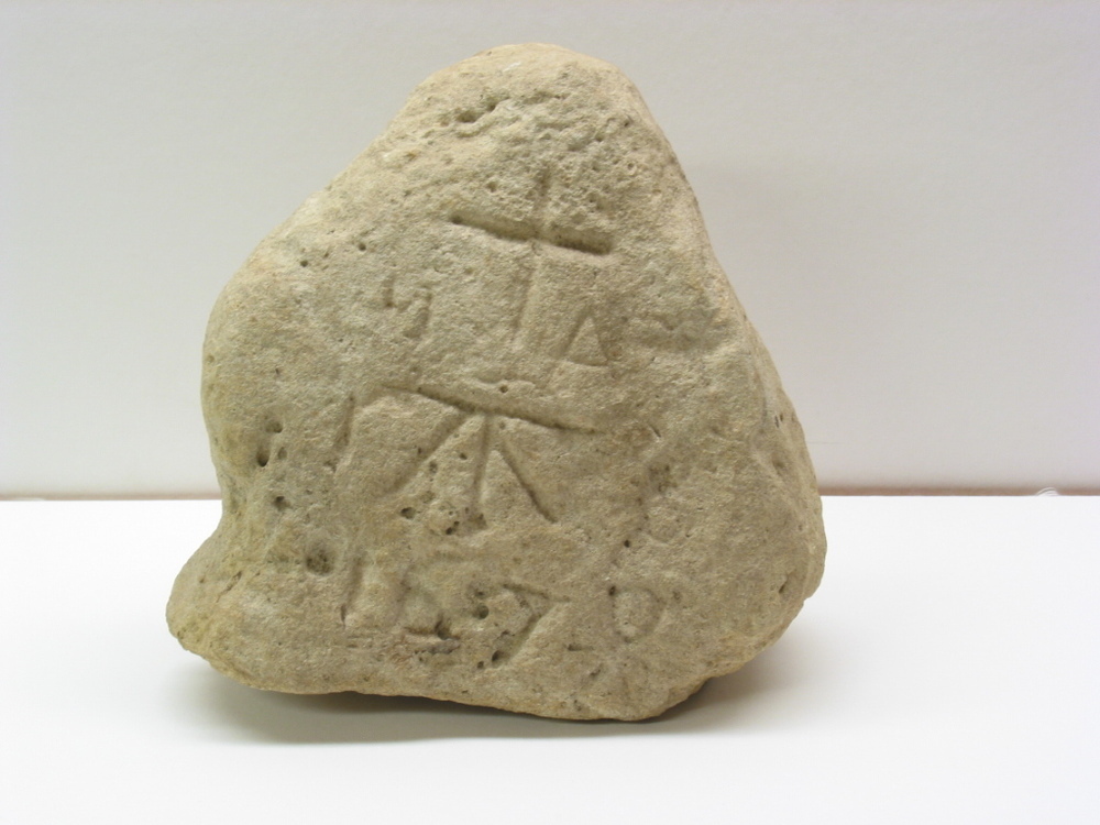 Gedeelte van een grafsteen, gevonden op het strand van Ameland, afkomstig uit Sier. Met opschrift '1678'.