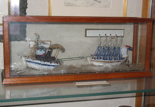 Glazen scheepjes in een vitrine uit Murano, ca. 1900