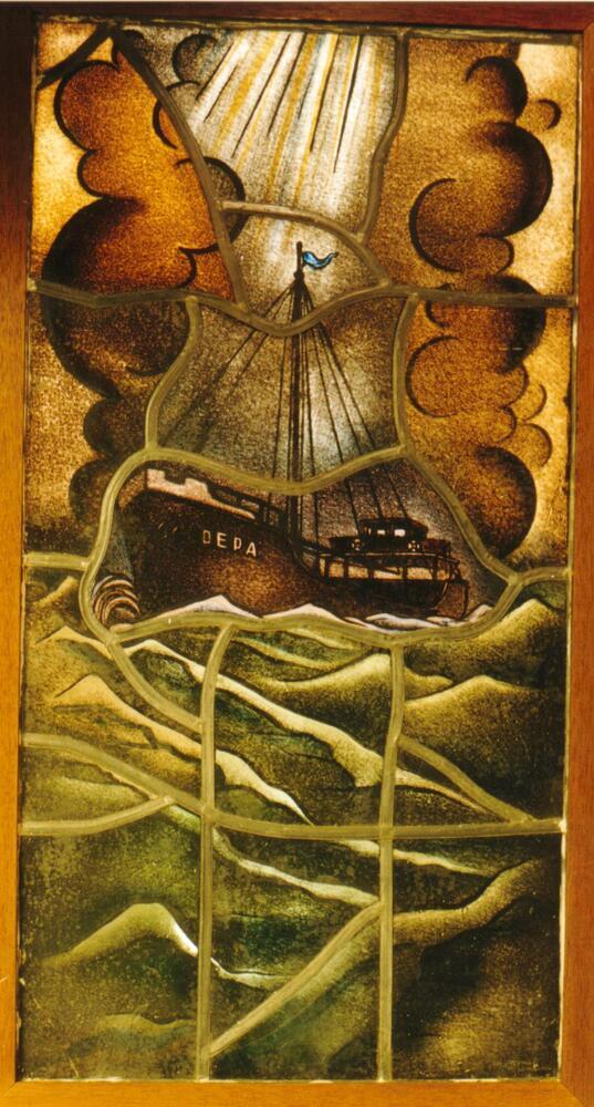 Ingelijst glas-in-lood voorstellende de coaster 'DEPA' op zee, 1935