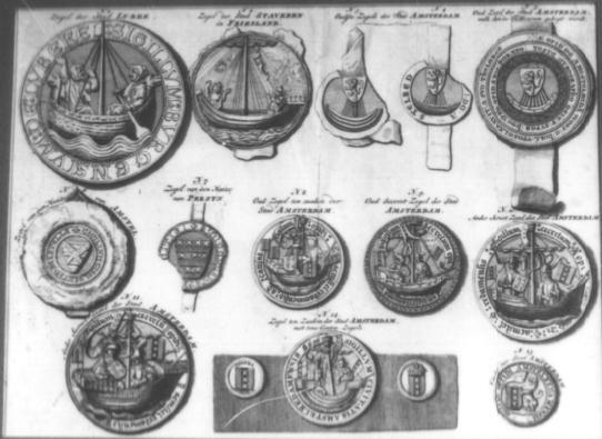 Afbeeldingen van de stadzegels van Lubeck, Stavoren en Amsterdam, gravure, 18e eeuw