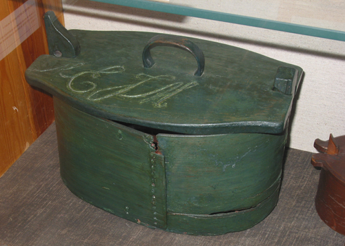 Noorse butte, groen geverfd, met ingekerfde inscriptie ''MEJM' op de bovenzijde. Afkomstig van de familie Menkema-Adams uit Oude Pekela, ca. 1820