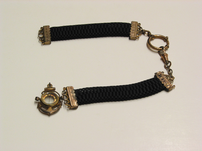 Chatelaine voor mannen, met kompas