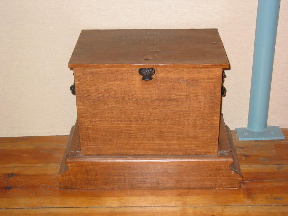 IJzeren brandkist op houten voet, gebruikt op het beurtschip "Vertrouwen"
