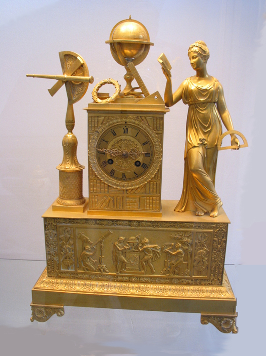 Rijk versierde vuurvergulde empire Franse pendule met cartografische beeldelementen, eerste helft 19e eeuw.