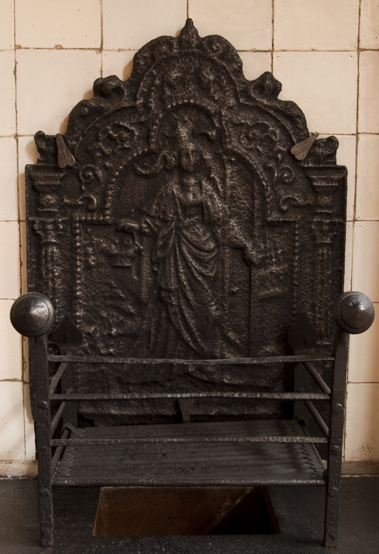 Haardplaat met voorstelling van vrouw met een korf in de hand, 17e eeuw