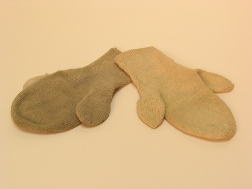 Een paar wanten met twee duimen, afkomstig uit de boedel van kapitein Ketelaar