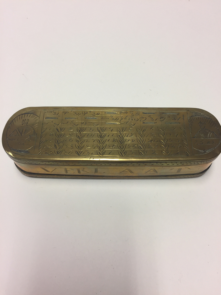 Holm tabaksdoos, geelkoper. Tabaksdoos van Pieter Holm, Amsterdam, 18e eeuw. Op de voorzijde een eeuwigdurende kalender en afbeeldingen van Julius Caesar en Paus Gregorius en op de achterzijde een zeemeter en een afbeelding van Amerigo Vespucci.