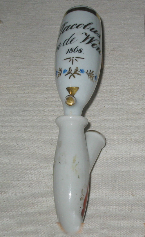 Porseleinen pijpenkop met opschrift 'Jacobus v.d. Wouw 1868'