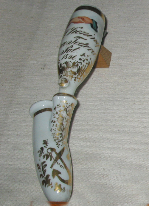 Porseleinen pijpenkop met opschrift 'J.L.Koning - Anna Tedora Pot 1856'