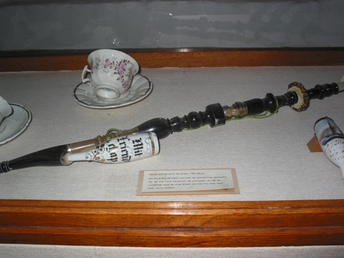 Pijp met lange steel en met opschrift 'mit friendchap'