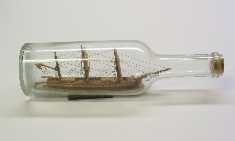 Model volschip in fles van een 3-mast bark