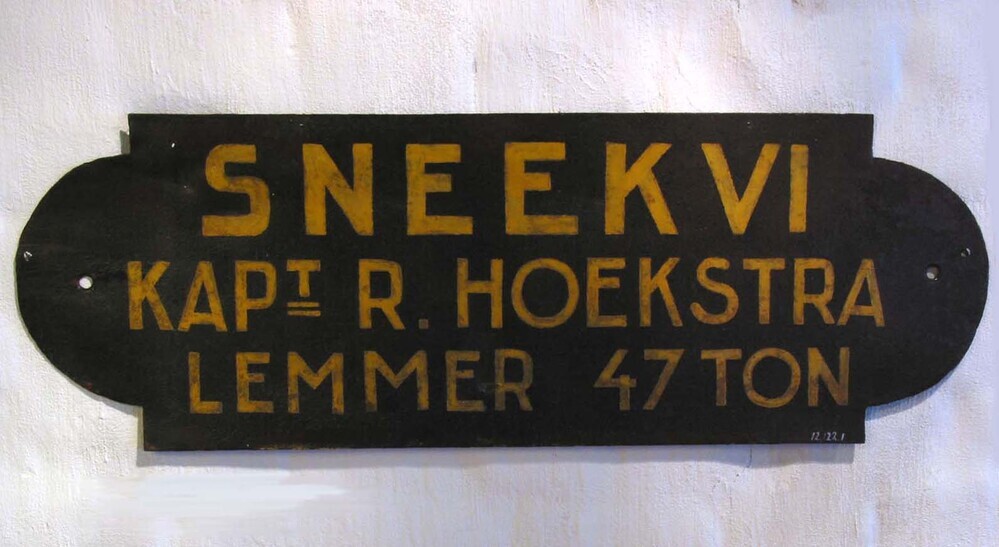 Naambord met opschrift "SNEEK VI  KAPT. R.HOEKSTRA  LEMMER  47 TON"