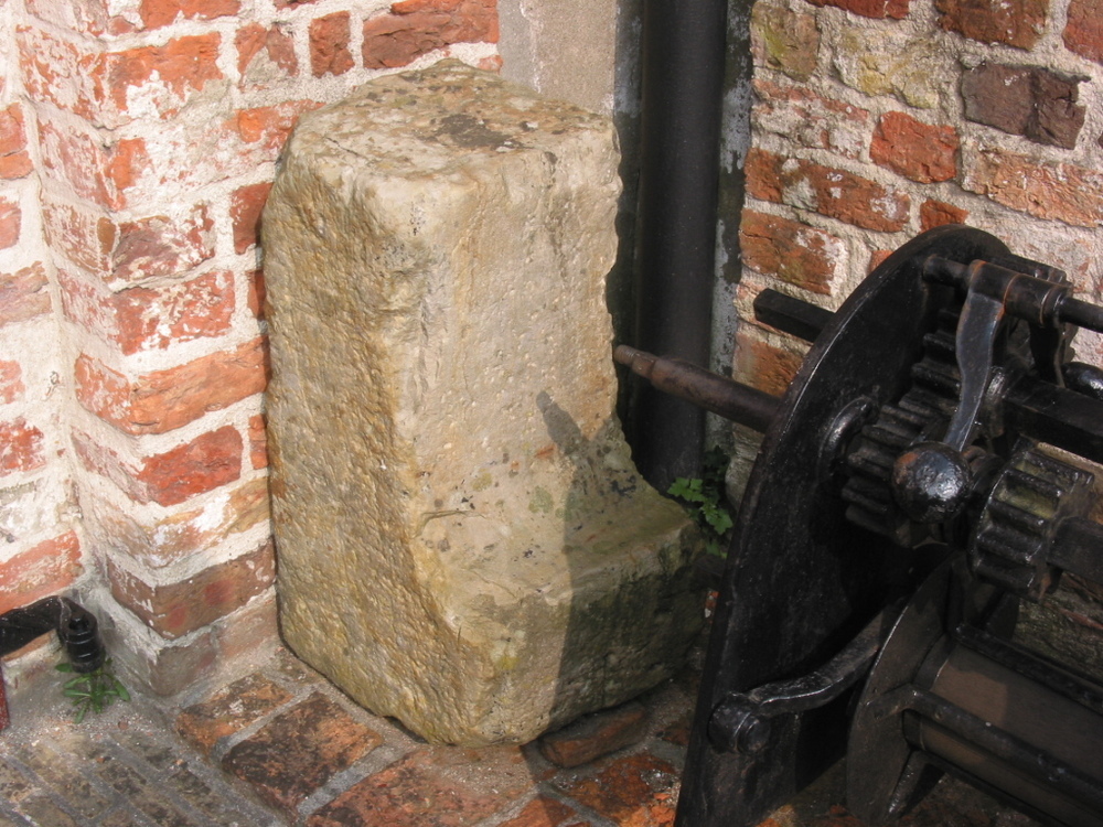 Contragewicht voor mast van zandsteen