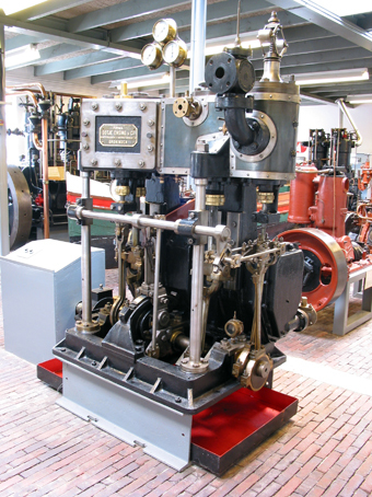 Stoommachine: Compound-zuigerstoommachine, zorgde voor voortstuwing van een binnenschip.