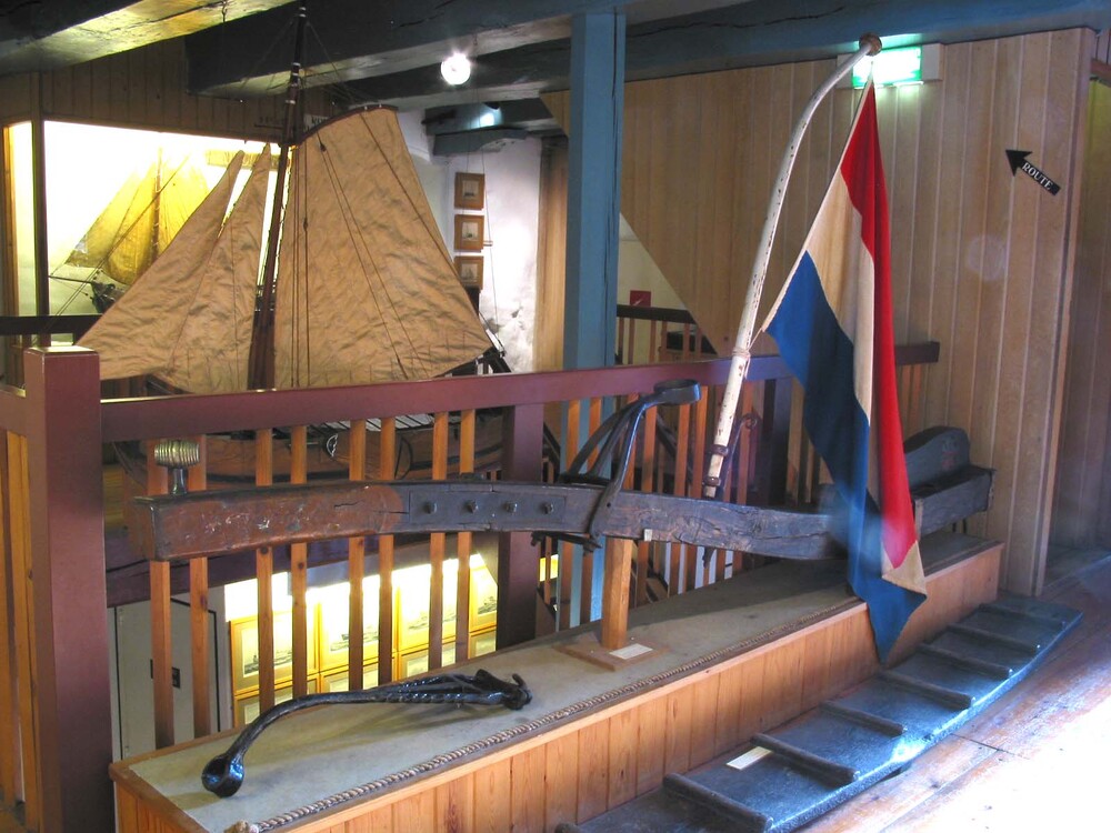 Helmhout met roerklik en snijwerkversiering