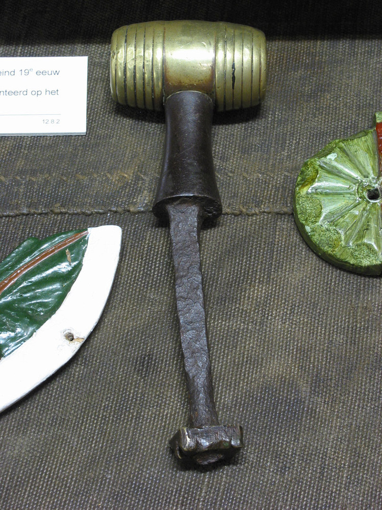 Roertonnetje, was bevestigd vooraan op het helmhout, messing