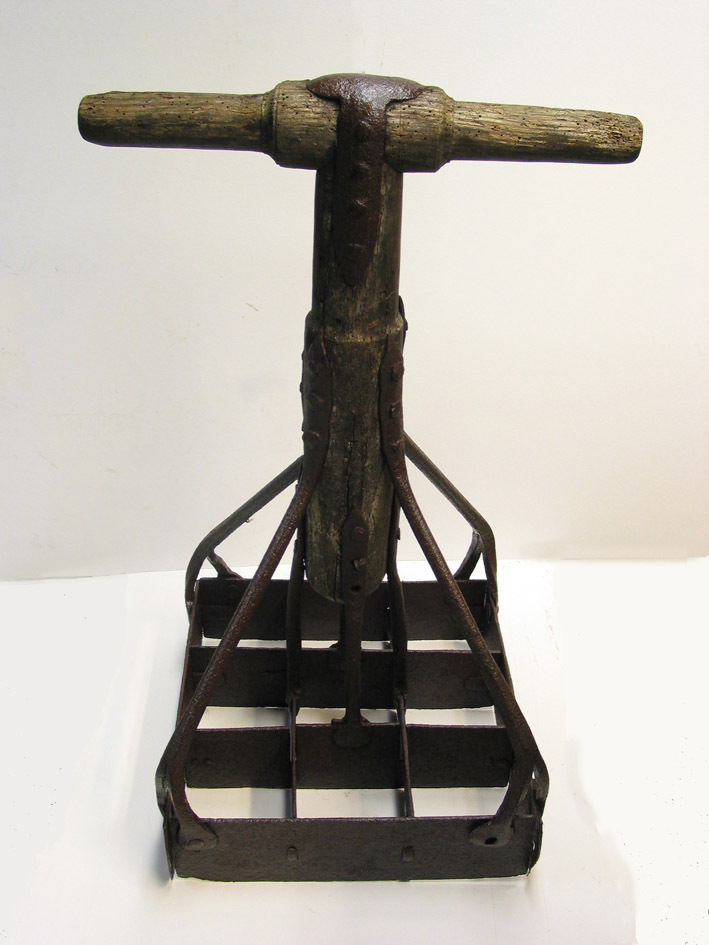 Baggerturfsteker met houten handvat, gebruikt om 9 turven in een keer te kunnen steken.