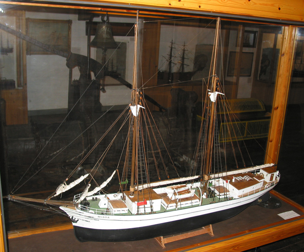 Scheepsmodel van de tweemastmotorschoener 'Misoa', gebouwd door modelbouwer H. Lüdemann uit Westrhauderfehn in 1994-1996.