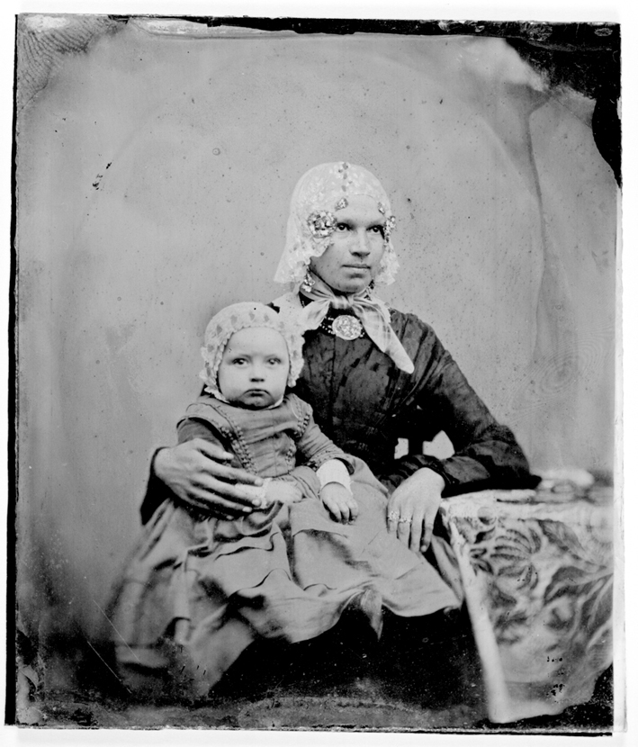 Portret van Sophia van Laten-Visser met kind, de echtgenote van Harm Roelfs van Laten, kapitein van de galjoot Sophia, ambrotypie ca 1867.