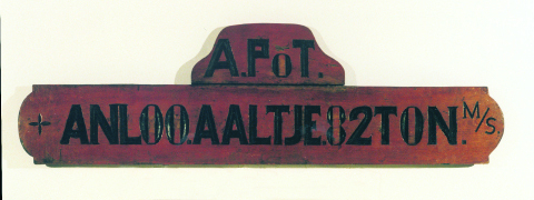Scheepsnaambord met uitgesneden naam "A. Pot. Anloo. Aaltje 82 ton M/S".