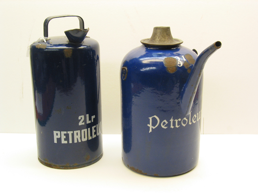 Blauw geëmailleerde petroleumkan, inhoud 3 liter, voorzien van lange schenktuit.  (Eerste helft 20ste eeuw)