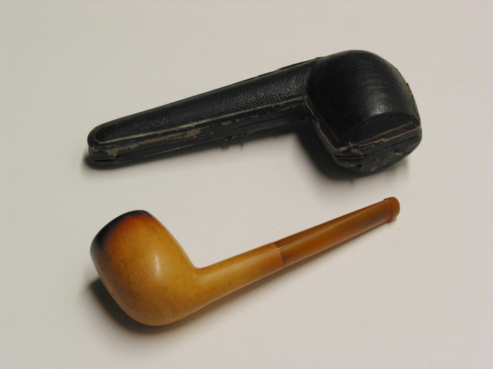 Houten tabakspijp in foudraal