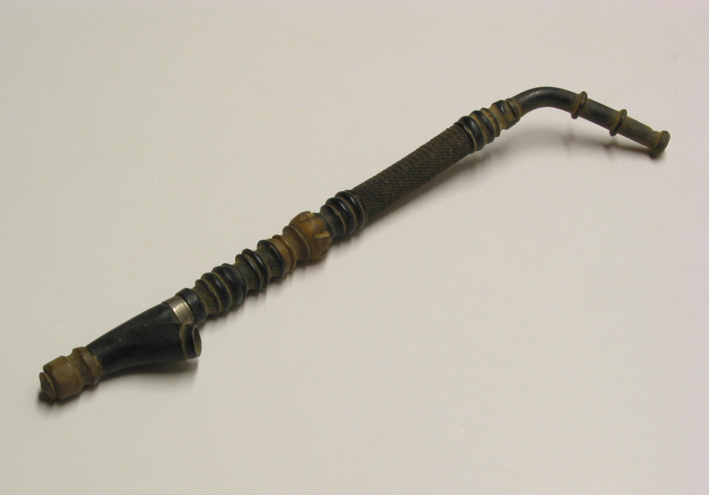 Tabakspijp van porselein,voorzien van decoratie van hert, met steel, 1900-1950