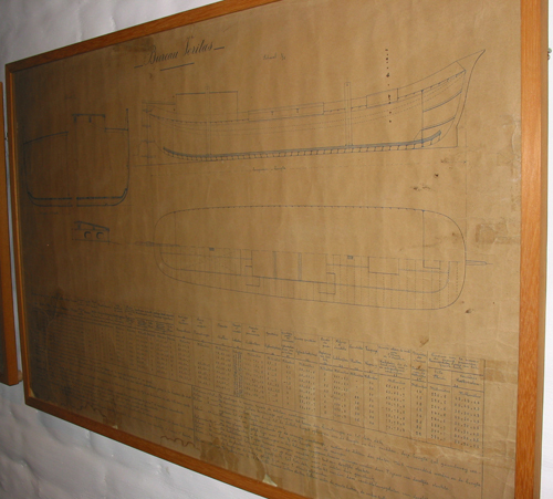 Zijaanzicht, dekplan en grootspanttekening van de tweemast koftjalk "Noordzee", 1906