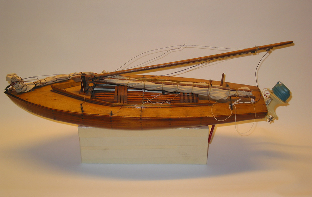 Model van een zeiljacht met aanhangmotor type 16 m2