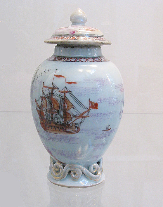 Chine de commande theedoos in de vorm van een vaas met deksel en met een decor van twee schepen, 18e eeuw.