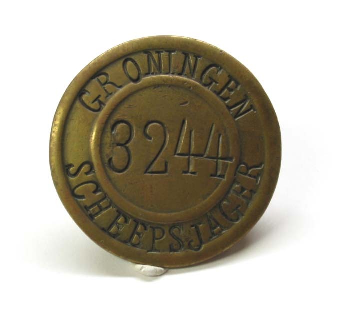 Scheepsjagerspenning prov. Groningen nr. 3244 uitgegeven aan K. (Harm?) de Vries uit Kielwindeweer