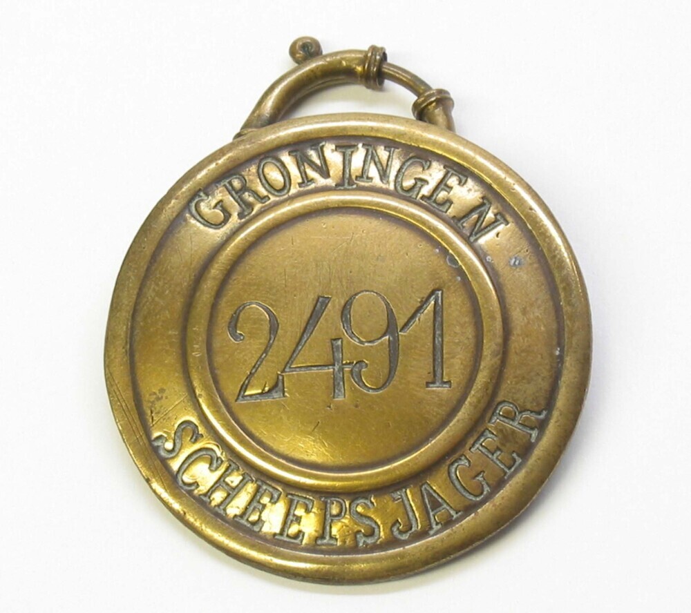 Scheepsjagerspenning nr. 2491 uitgegeven aan Fokke van der Werf uit Emmercompascuum