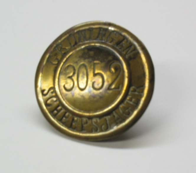 Scheepsjagerspenning nr. 3052, uitgegeven aan Gerrit de Jonge te Groningen met bijbehorende schriftelijke 'vergunning tot uitoefening van het scheepsjagersbedrijf'