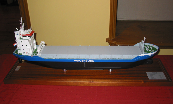 Volmodel van het general purposeschip "Musketier" van kapitein-eigenaar Jan de Looff uit Schipborg die voer voor Wagenborg,  Gunter Schmidt Modellbau, 1997.