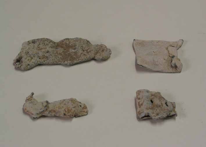 4 brokjes lood van het V.O.C. schip Hollandia