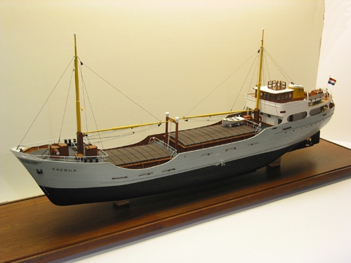 Scheepsmodel van de raised-quarterdeck motorkustvaarder Erebus