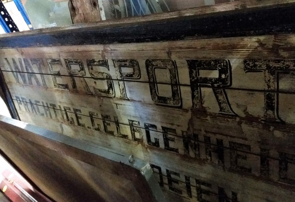 Houten reclamebord met opschrift: 'Watersport prachtige gelegenheid voor Zeilen-Roeien- en Motorvaren-Achteraan de tuin', afkomstig van een bootverhuurfirma en/of uitspanning aan het Paterswoldsemeer.