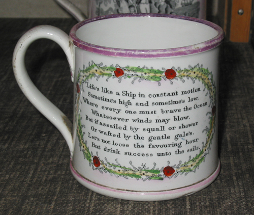 Drinkmok of beker of kroes van aardewerk met maritieme voorstelling en tekst