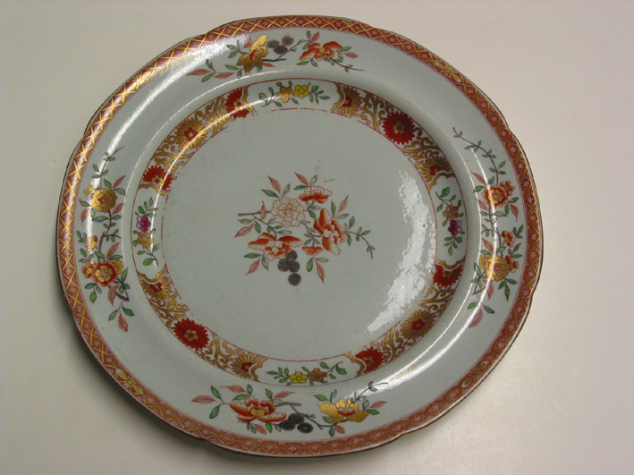 Bord met bloemversiering in rode tinten, vervaardigd door de Engelse porseleinfabrikant Spode uit Stoke ond Trent, 19e eeuw