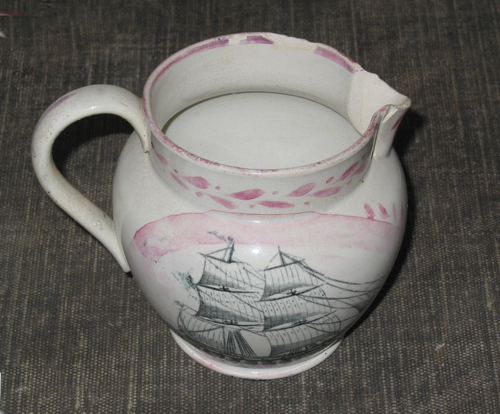 Schenkkan met oor en tuit, gedecoreerd met afbeelding van brik en tekst