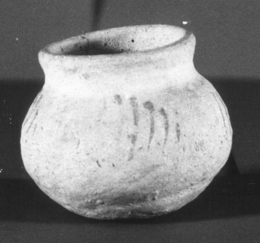 Pingsdorfpotje met rode decoratiestrepen.