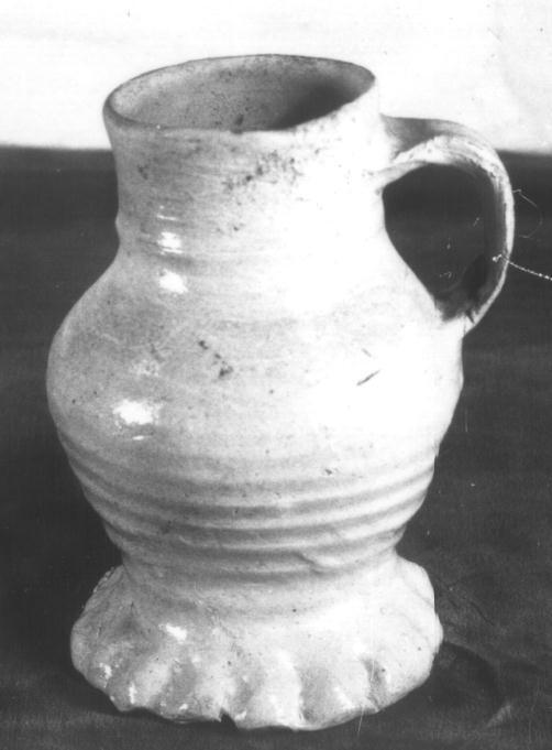 Kruik met oor en cilinderhals op voet, Atelier Raeren, 14e eeuw.