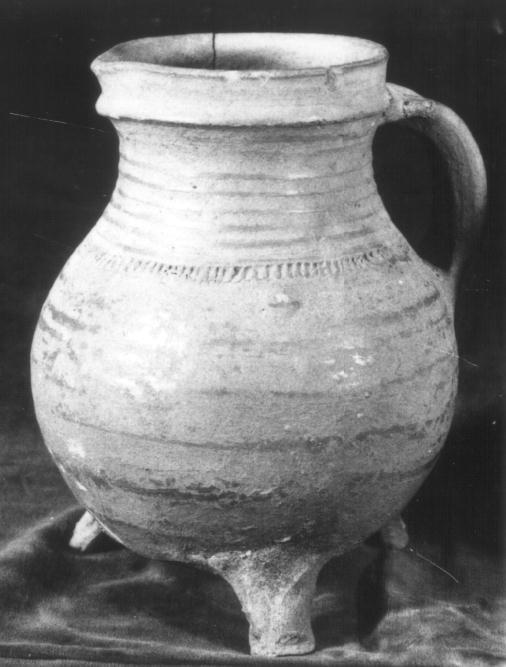 Pot met een oor op drie korte pootjes, 14e eeuw.