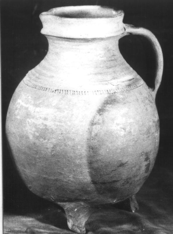 Pot met een oor op drie korte pootjes, 14e eeuw