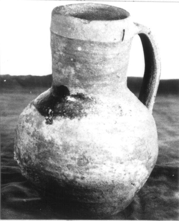 Donkerbruine kan met hoge hals, 13e eeuw