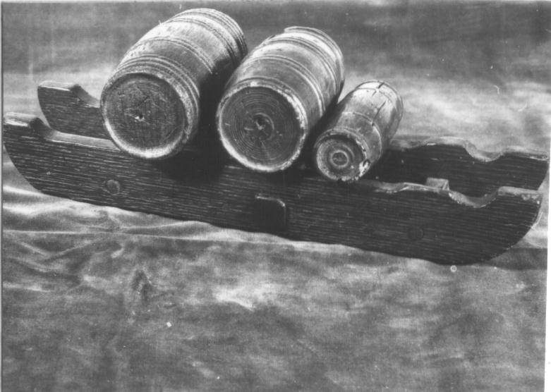 Miniatuur sledemennersslede met drie tonnetjes, 18e eeuw