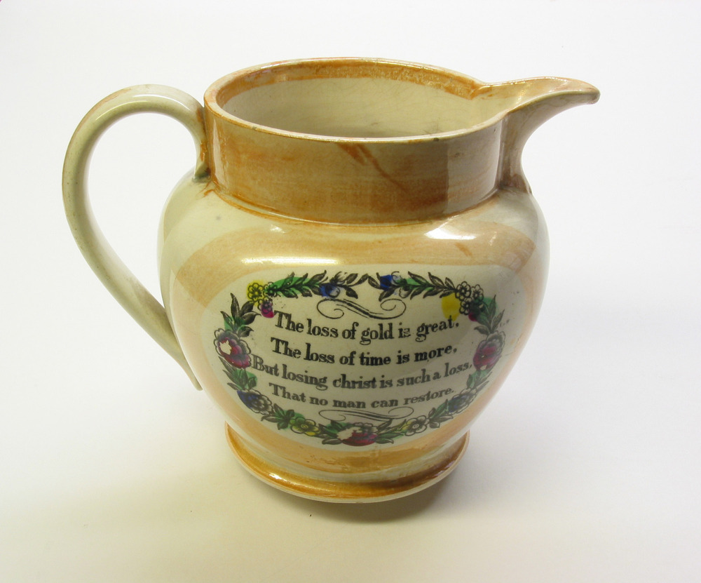 Kan van aardewerk, gedecoreerd met tekst en afbeelding van een brik, Engels 19e eeuw