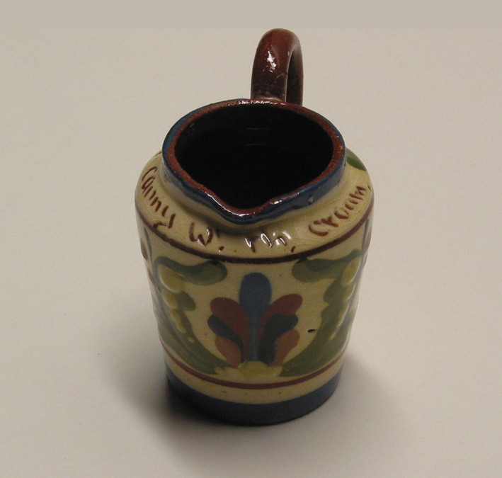 Melkkannetje van engels aardewerk met bontmotief, meegenomen door Berend Buisman uit Groningen in 1910.