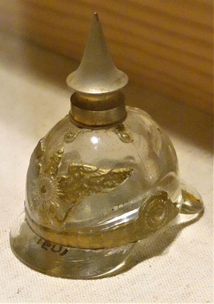Glazen miniatuur van een Duitse 'Pickelhaube' helm van voor 1920, vermoedelijk als souvenir afkomstig van een Duits passagiersschip, met koperen knop en beslag