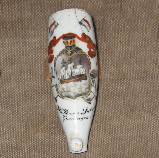 Porseleinen pijpenkop afkomstig uit het bezit van kapitein Harm Roelfs van Laten